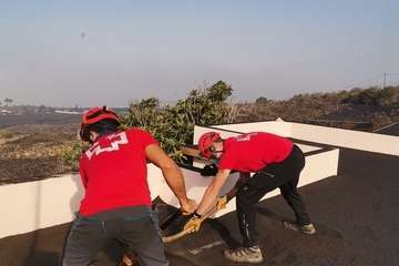  Cruz Roja reparte 3,3 millones donados para los afectados por la erupción de La Palma/TA.